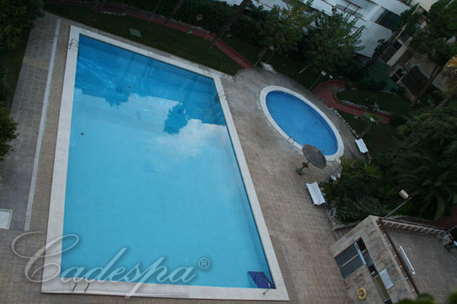 Пентхаус в комплексе с бассейном и теннисным кортом. 