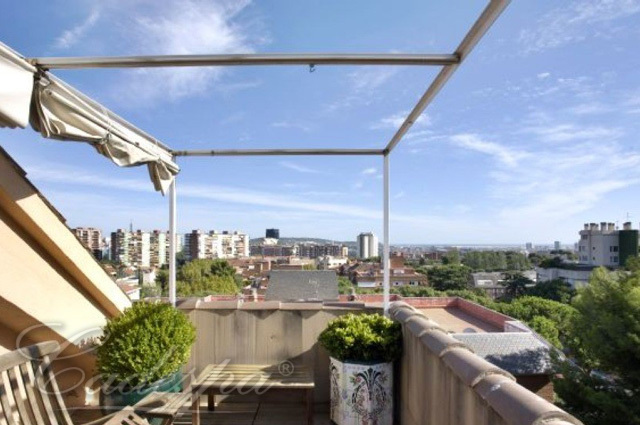 Двухэтажный пентхаус с панорамным видом на море и Барселону. 