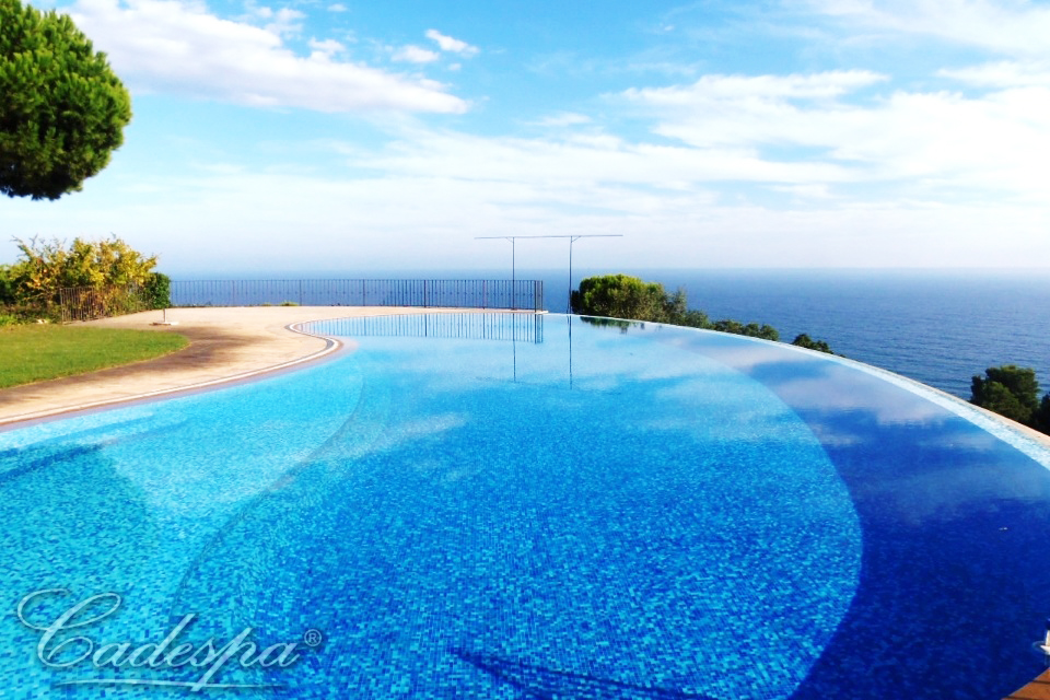 Великолепный особняк с панорамным видом на море в престижной урбанизации побережья Коста Брава