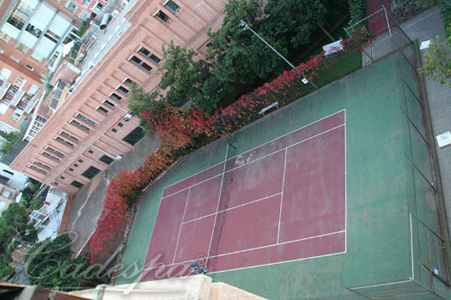 Пентхаус в комплексе с бассейном и теннисным кортом. 