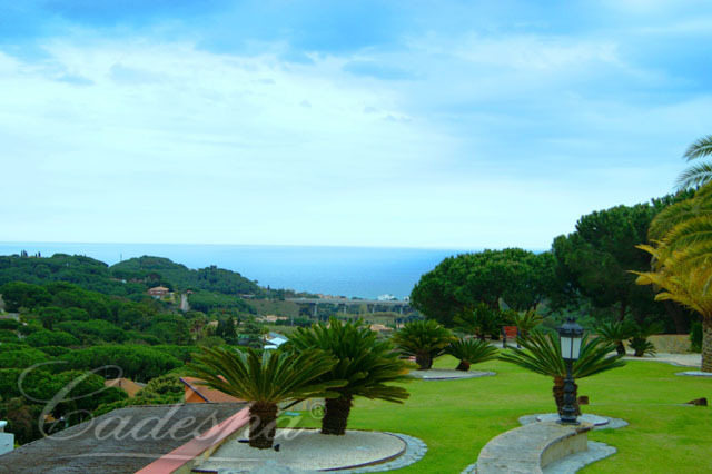Вилла с панорамным видом на море в Сан Андреу де Льеванерос. 