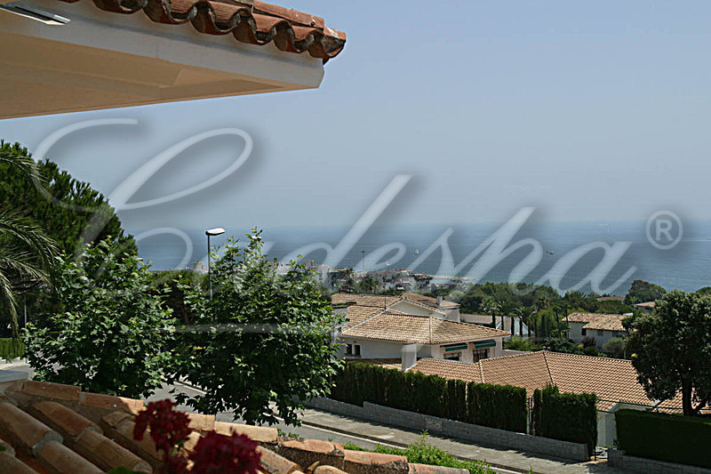 Шикарная вилла с видом на море в резидетальном районе Алельи