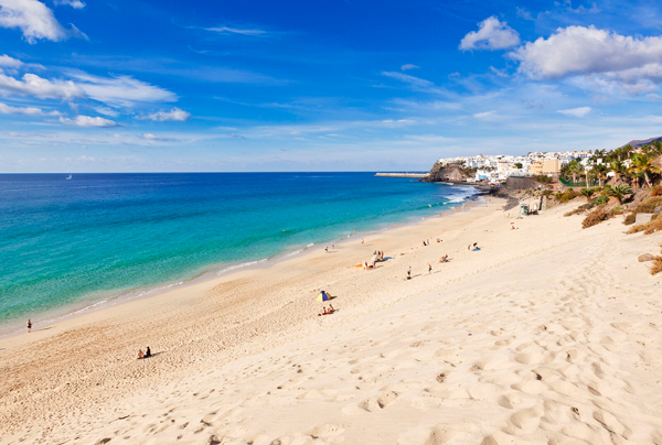 Пляжи Испании привлекают туристов со всего света