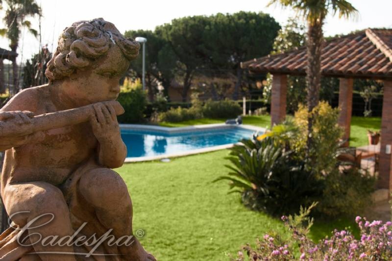 Вилла c красивым садом и видом на море в окрестностях Барселоны. 