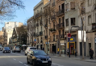 Магазин с арендатором на одной из старинных торговых улиц Сантс в Барселоне.