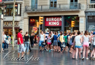 Продажа сетевого фастфуда в центре Барселоны рядом с Пласа Каталуния
