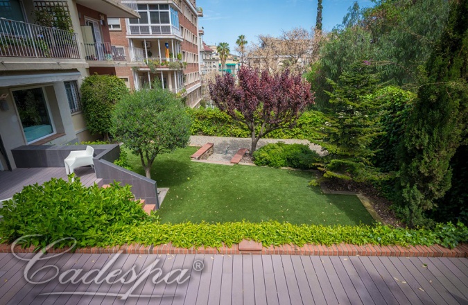 Красивая квартира с частным садом в элитном квартале Барселоны. 