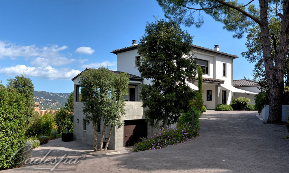 Красивый дом с панорамным видом на море и горы Пиренеи