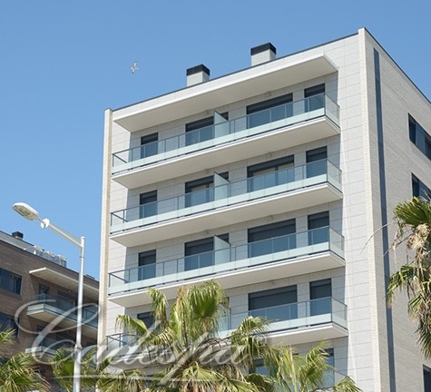 Новые квартиры в комплексе на первой линии моря в районе Диагональ Мар. 