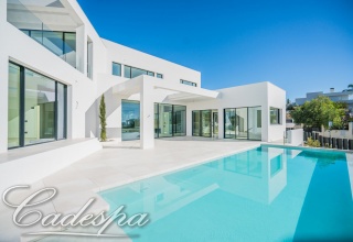 Этот новый стильный дом предлагает самые изысканный Средиземноморский образ жизни